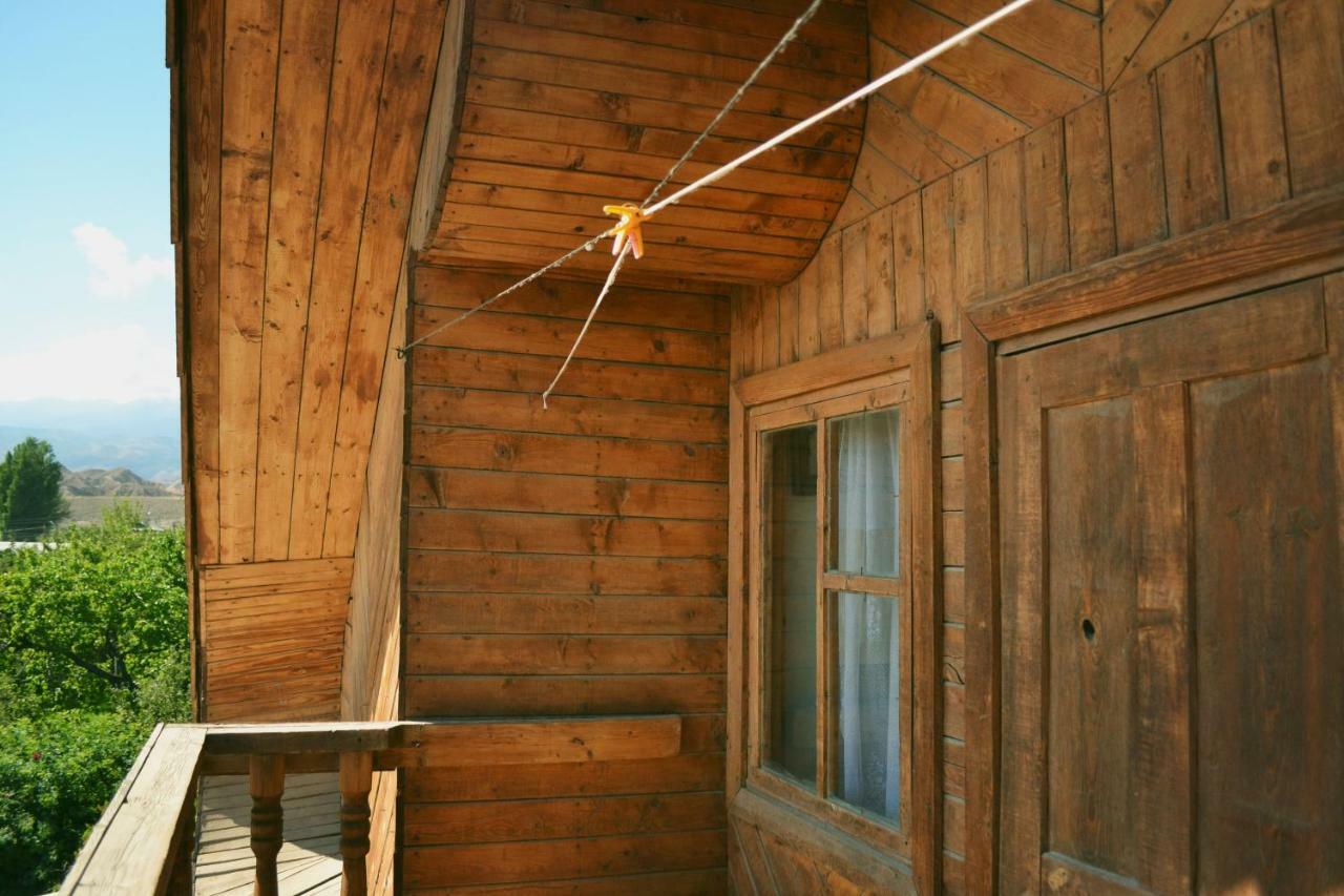 Guesthouse Bermet Tong Exterior photo